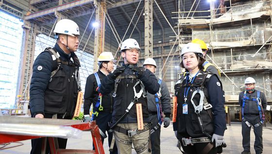 김영훈 장관, 고위험 작업 많은 조선업 사업장 불시점검