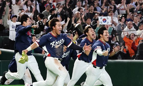 환호하는 안현민·김도영