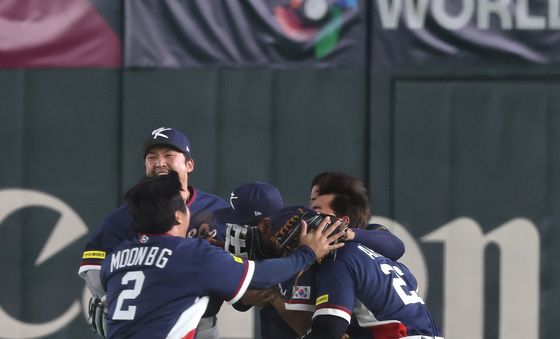 이정후 끌어안는 선수들