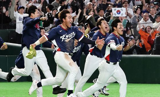 환호하는 안현민·김도영