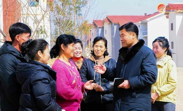 北, “인민 목소리 귀 기울여”…만포시당 일꾼 조명