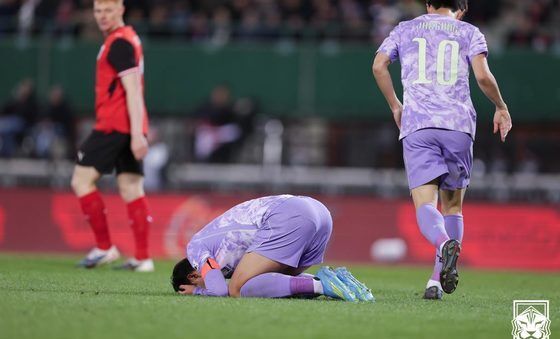 득점 실패 후 아쉬워 하는 손흥민