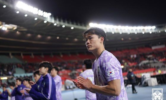 팬들 향해 인사하는 오현규