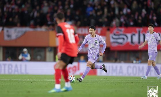 돌파 시도하는 황희찬