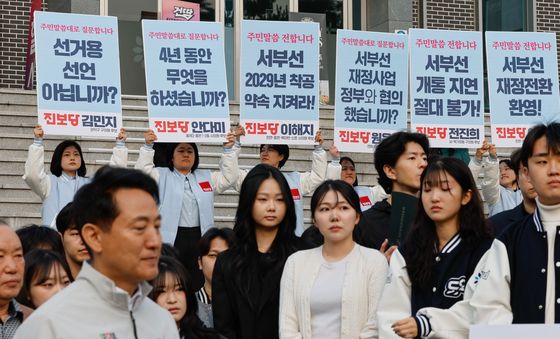 오세훈 시장 뒤 피켓 든 진보당