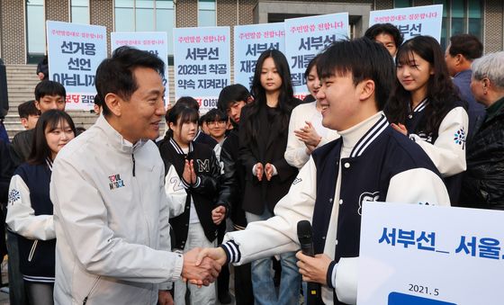 명지대 총학생회장과 악수하는 오세훈 시장