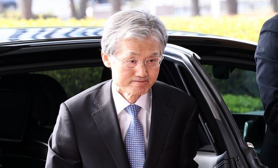 대법원 청사 출근하는 조희대 대법원장