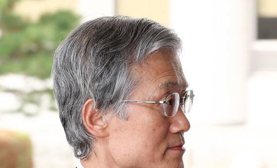 출근하는 조희대 대법원장