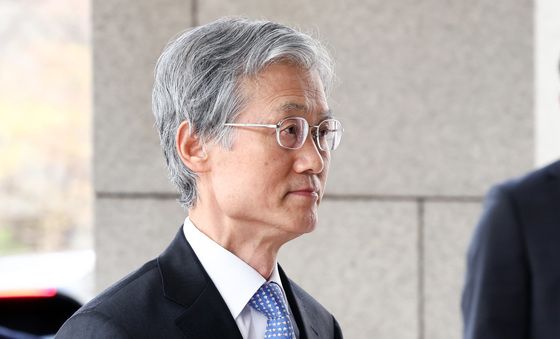 조희대 대법원장, 탄핵 압박 속 출근길