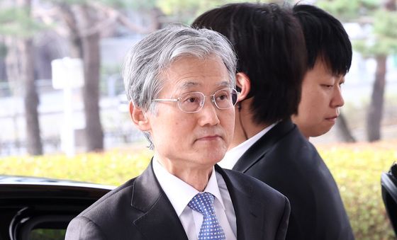 대법원 청사 들어가는 조희대 대법원장