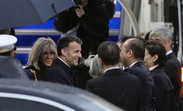[포토]일본 도착한 마크롱 프랑스 대통령 부부
