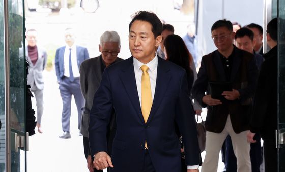 법정 들어가는 오세훈 시장