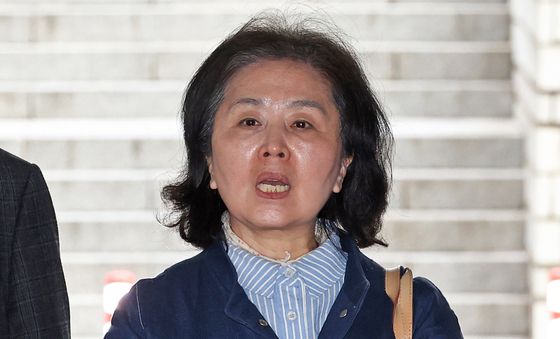 김영선 전 의원, 오세훈 여론조사비 대납 재판 증인 출석