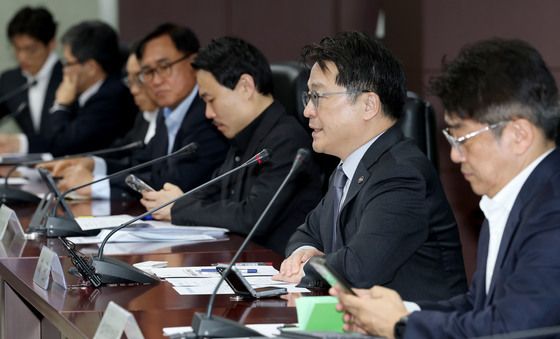 석유화학 업계 수급 안정 및 공급망 점검회의 발언하는 문신학 차관