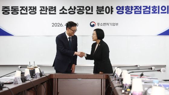 악수하는 한성숙 장관·송치영 소상공인연합회장