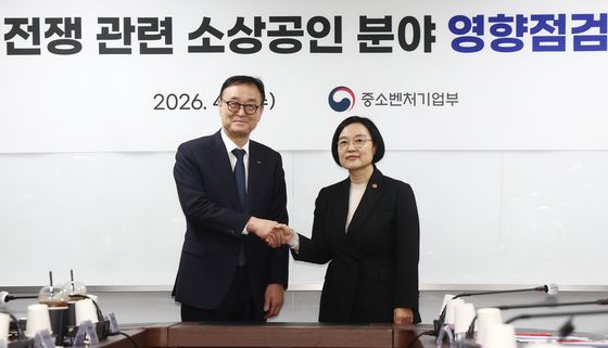 악수하는 한성숙 장관·송치영 소상공인연합회장