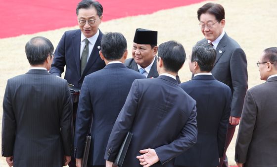 한국 측 인사들과 인사하는 프라보워 수비안토 인도네시아 대통령