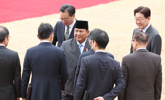 한국 측 인사들과 인사하는 프라보워 수비안토 인도네시아 대통령