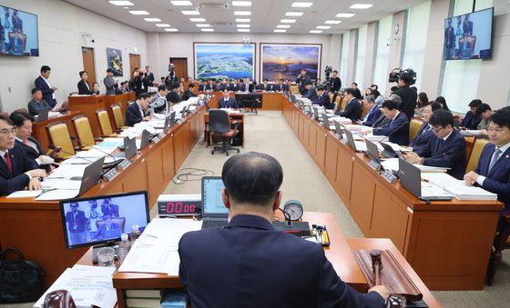 안건 의결하는 맹성규 위원장