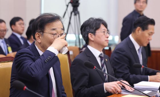 목 축이는 김윤덕 장관