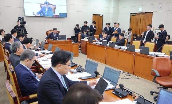 국토교통위원회 주재하는 맹성규 위원장