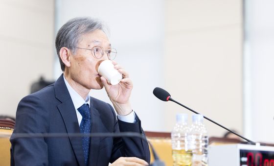 목 축이는 고광헌 후보자