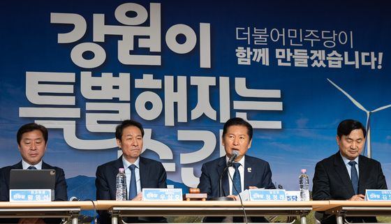 강원 민생 현장 최고위원회의 발언하는 정청래 대표