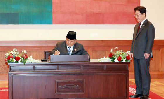 방명록 작성하는 프라보워 수비안토 인도네시아 대통령