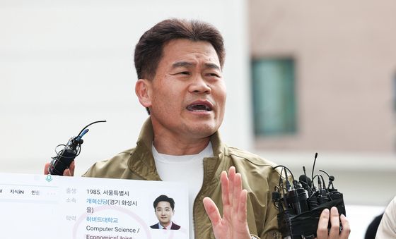 취재진 앞에서 입장 밝히는 전한길