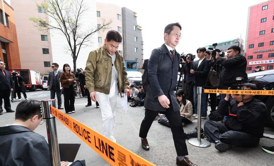 李대통령·이준석 허위사실 유포 혐의...경찰 출석하는 전한길