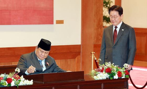 방명록 작성하는 프라보워 수비안토 인도네시아 대통령