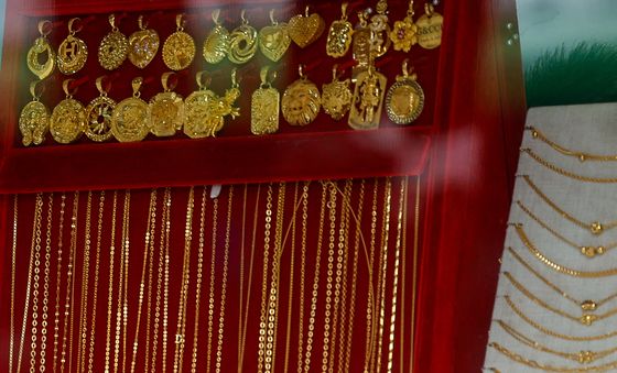 3월 기준 최대 폭락 금값, 종전 기대감에 상승