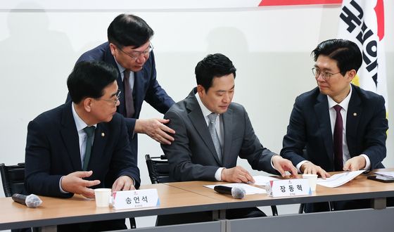 자료 살펴보는 장동혁 대표