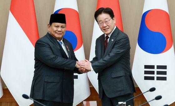 손 맞잡은 한·인니 정상