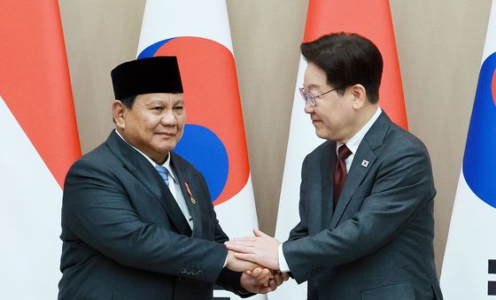 악수하는 한·인니 정상