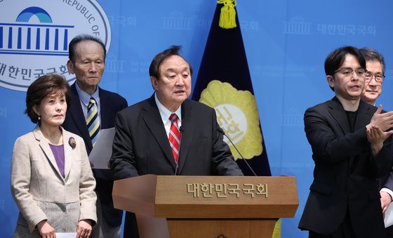 헌법 개정 관련 입장 밝히는 정대철