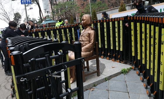 바리케이트 벗는 소녀상