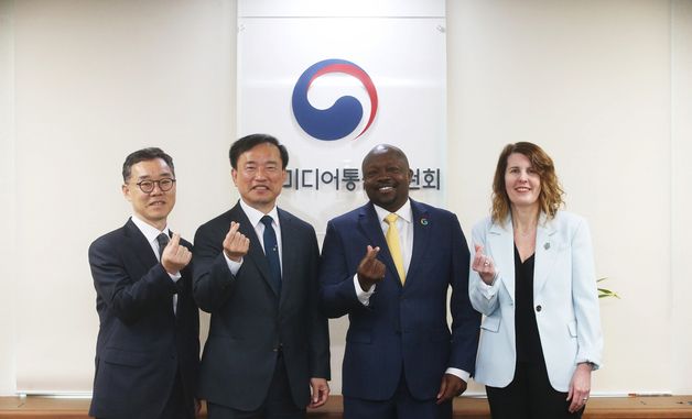 기념촬영하는 방미통위-구글