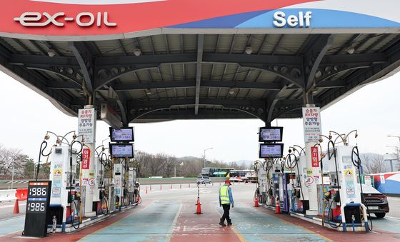 치솟는 기름값, 한적한 주유소