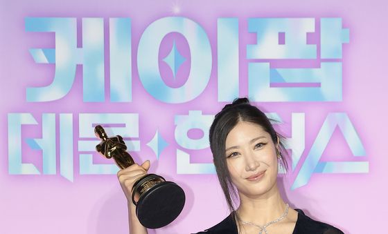 트로피 든 '케데헌' 이재