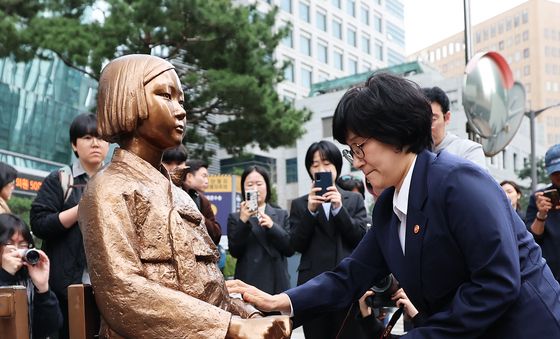 평화의 소녀상 닦아주는 원민경 장관