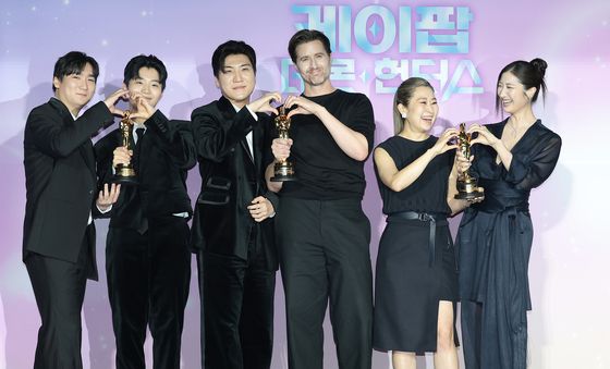 오스카 트로피에 하트 하는 '케데헌' 주역들