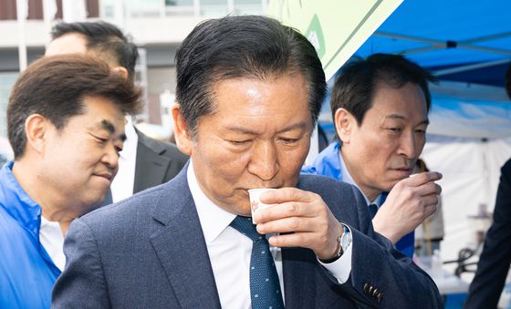 막걸리 향 맡는 정청래 대표