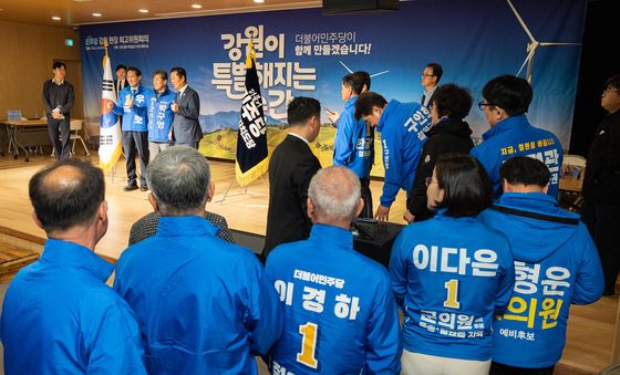 정청래·우상호 기념 촬영위해 줄 선 지선 예비후보들