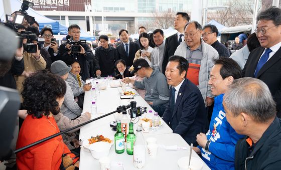 지역 주민들과 대화 나누는 정청래·우상호