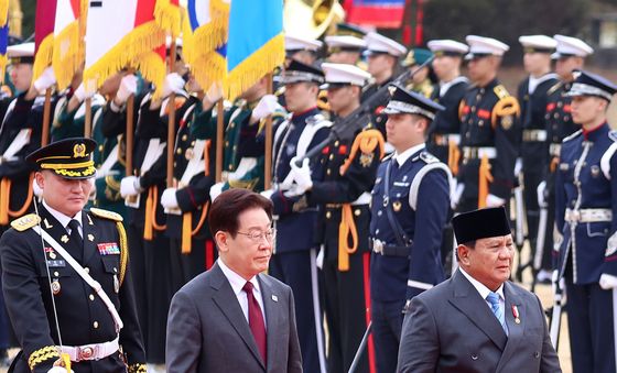 의장대 사열하는 한·인니 정상