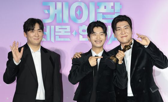 포즈 취하는 프로듀서 아이디오