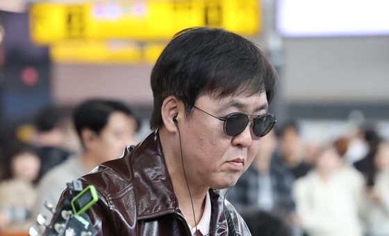 기타리스트로 변신한 최휘영 문체부 장관