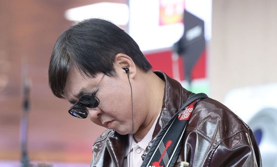 최휘영 장관, 가죽 점퍼에 일렉 기타 연주