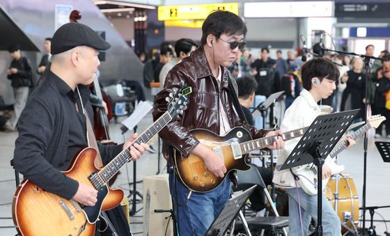 기타 들고 시민들 앞에 선 최휘영 장관